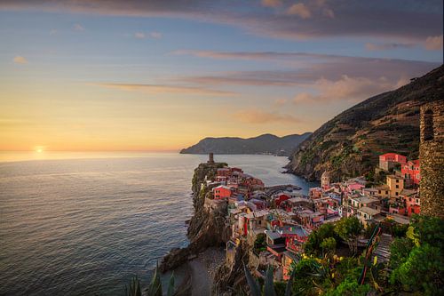 Vernazza dorpsgezicht bij zonsondergang. Cinque Terre, Italië