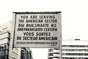 Historisch bord bij Checkpoint Charlie in Berlijn