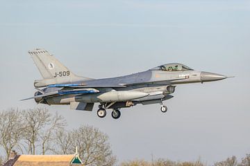 Nederlandse F-16 (J-509) vlak voor de landing. van Jaap van den Berg