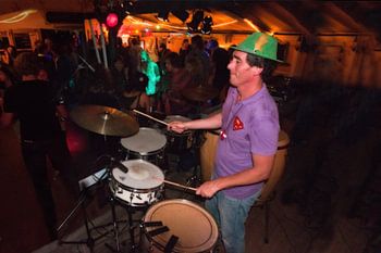 DJ Leo op het Aardbijna dancefeest.