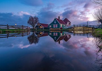 Perfecte reflectie, Zaanse Schans. van Patrick Hartog