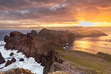 Sonnenaufgang bei Ponta Sao Laurenco Madeira von Sander Groenendijk