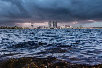 Almere Skyline met onweer. van Brian Morgan