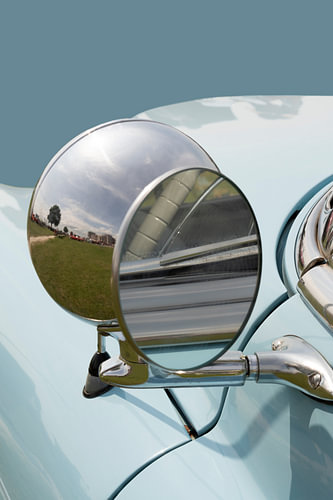 Vintage Design. Oldtimer spiegel met lamp in kleur.