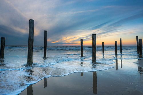 Zonsondergang bij palendorp Petten