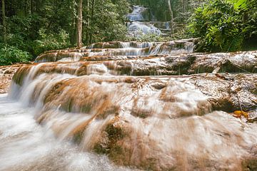Waterval in de natuurparken van Thailand van Marcel Derweduwen