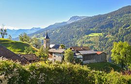 station touristique pittoresque de Luzein, à flanc de colline, canton des Grisons sur SusaZoom