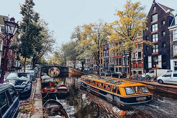 Rondvaart door de Amsterdamse grachten. van By Karin