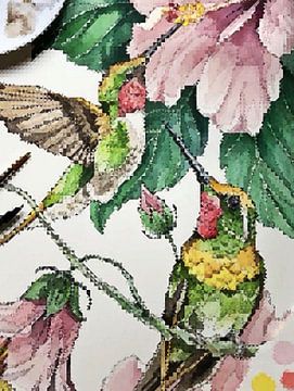 Kleurrijke Kolibries | Een afbeelding van twee kleurrijke kolibries onder roze bloemen in Pixel Art van Wil Vervenne