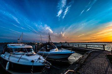 Motorboote & Segelschiffe, Sonnenuntergang am Hafen Altefähr, Insel Rügen von GH Foto & Artdesign