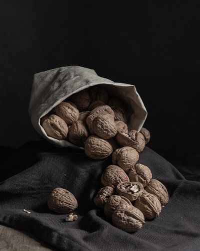 Noix dans un sac en papier | beaux-arts encore la photographie couleur de la vie | impression art mu sur Nicole Colijn