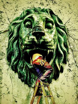 Into the lion (klusjesman in een leeuwenbek)