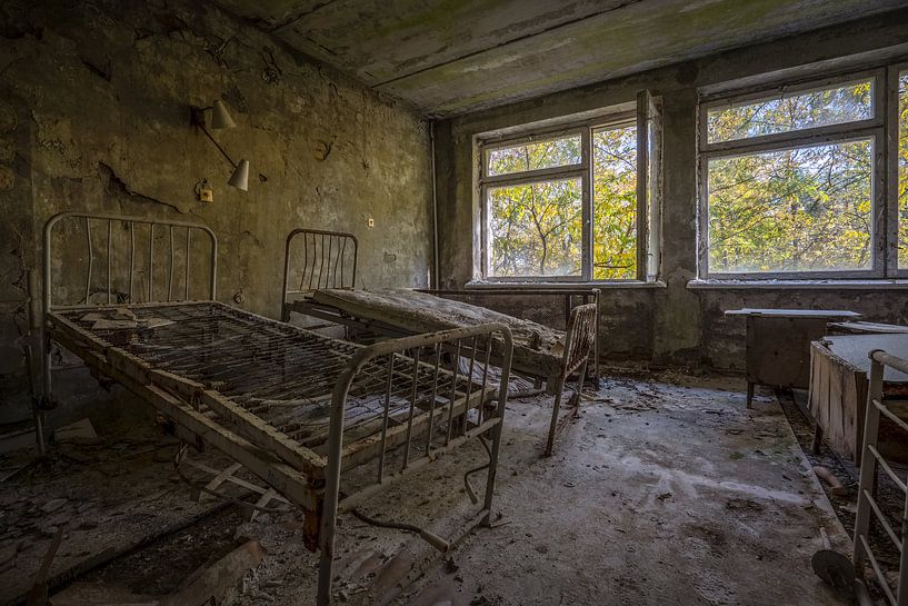 Hospitaalkamer van МСЧ-126 Medico in Pripyat van Karl Smits