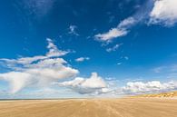 Strand Terschelling onder Hollandse wolkenlucht van Jurjen Veerman thumbnail