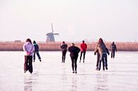 Schaatsen bij de molen op het platteland in Nederland von Eye on You Miniaturansicht