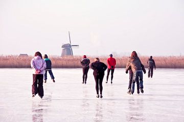 Schaatsen bij de molen op het platteland in Nederland van Eye on You