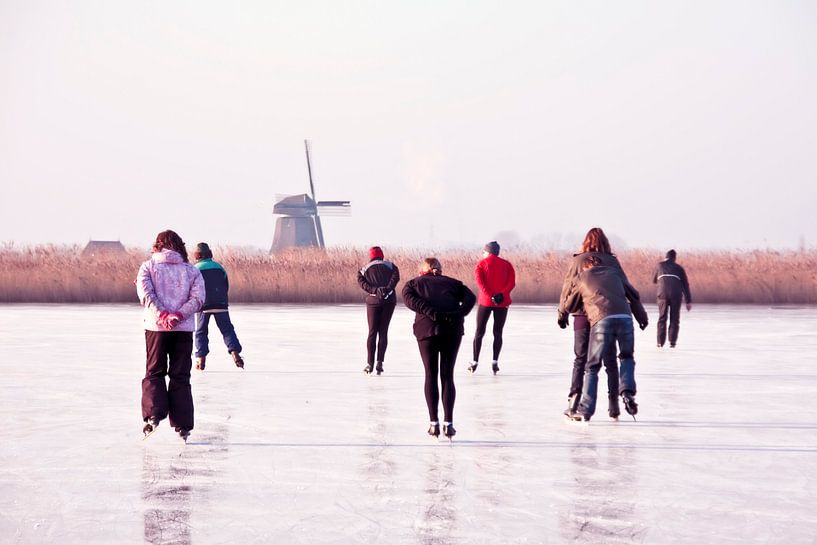 Schaatsen bij de molen op het platteland in Nederland by Eye on You