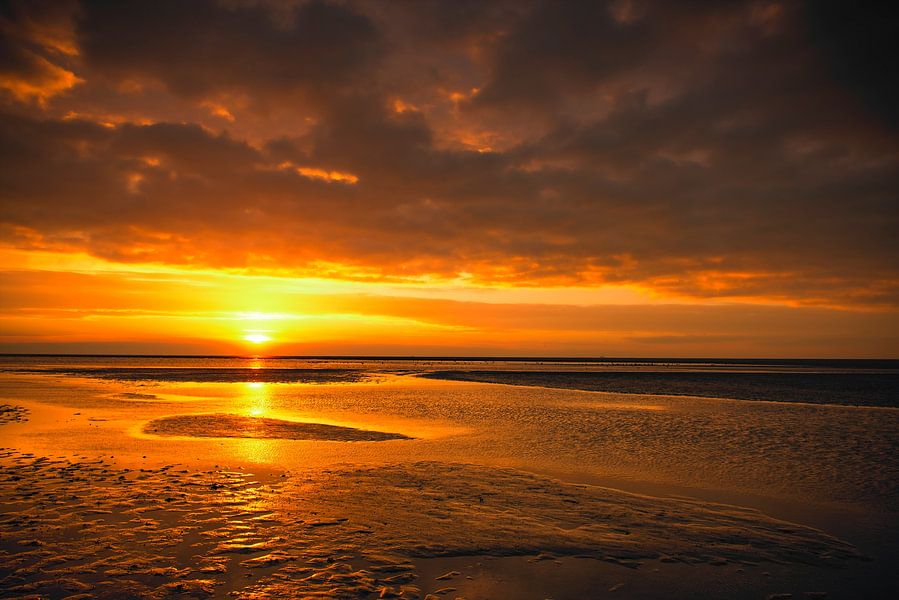 Zonsondergang op het strand van Schiermonnikoog aan het eind van de dag