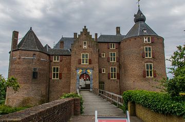 Château d'Ammersoyen dans le Bommelerwaard : la façade principale du château sur Hans Blommestijn
