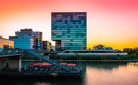 Düsseldorf aan de haven met zonsondergang