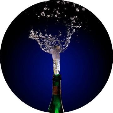 Champagnefles explosie met kurk knallende plons tegen een donkere achtergrond met blauw tot zwart ve van Maren Winter