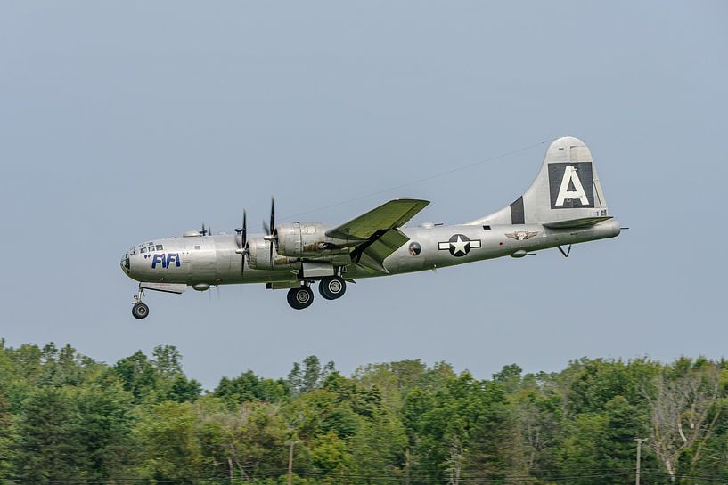 Landende Boeing B-29 Superfortress Fifi. van Jaap van den Berg
