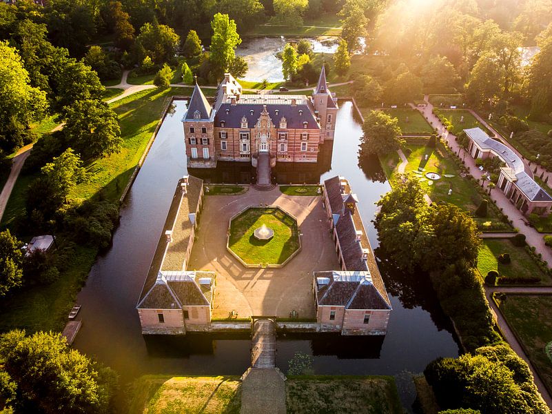 Château aux Pays-Bas au coucher du soleil par Cynthia Hasenbos