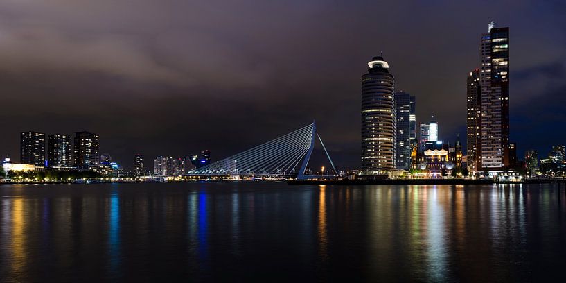 Rotterdam by night, panorama van Maurice Verschuur