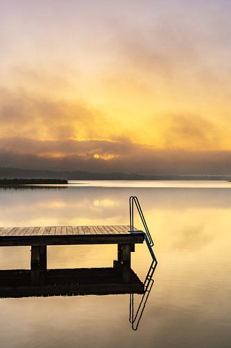 Badesteg in Seedorf am Schaalsee im Sonnenaufgang von Rico Ködder