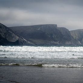 Zee met kliffen in Ierland - Achill Island van Durk-jan Veenstra