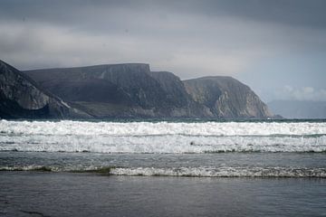 Sea with cliffs in Ireland - Achill Island by Durk-jan Veenstra