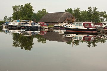 Uitzicht op een jachthaven. van Benny van de Werfhorst