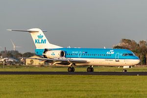 Eine Fokker-70 der KLM bremst nach der Landung auf der Polderbaan mit Hilfe der Schubumkehrer am End