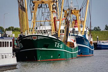 Viskotters in de haven van Oudeschild op Texel van Rob Boon