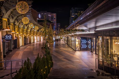 De koopgoot in Rotterdam Nederland Holland met kerst versieringen tijdens de avond
