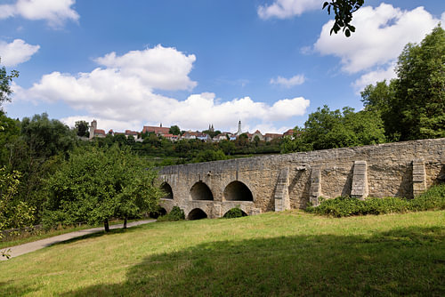 Double pont historique en aval de Rothenburg ob der Tauber