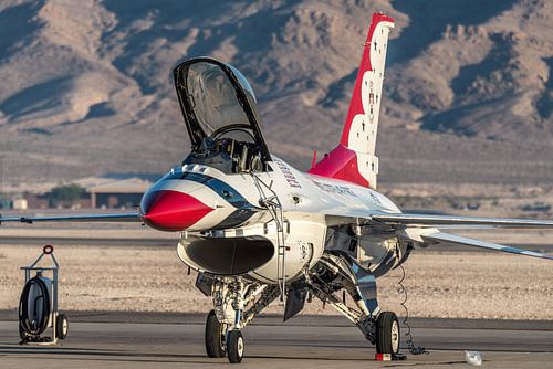 Thunderbird #6 met open canopy na afloop airshow.