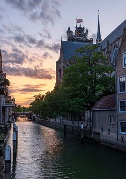 Zonsondergang naast de Grote Kerk in Dordrecht van Davey Bogaard
