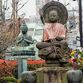 Zwei steinerne Buddha's in Tokio