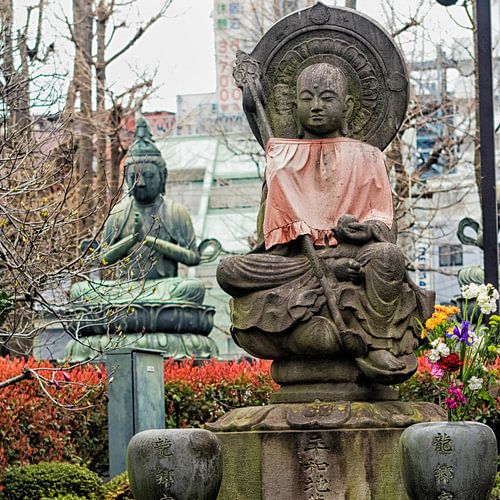 Twee stenen boeddha's in  Tokyo