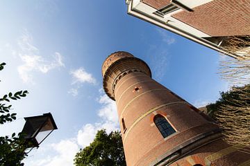 De Watertoren an de Lauwerhof in Utrecht van onderen gefotografeerd. van André Blom Fotografie Utrecht