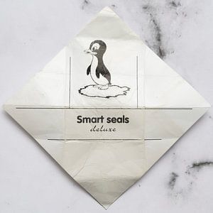 Gnome post smart Seal 2 auf Marmor