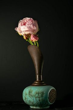 roze roos met rozenknoppen in een vintage kannetje van Aan Kant