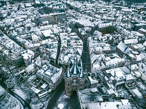 Das alte Tor von Zwolle Sassenpoort an einem kalten Wintermorgen