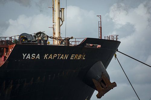 Boeg van een zeeschip in de haven