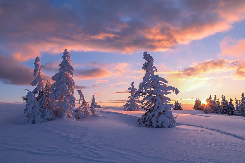 Berglandschap "Zonsondergang in de Winter" van Coen Weesjes