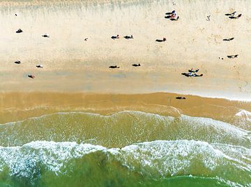 Golven die het strand raken aan de Noordzeekust in Noord-Holland van Sjoerd van der Wal Fotografie