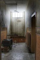 Enge gang in een verlaten gebouw