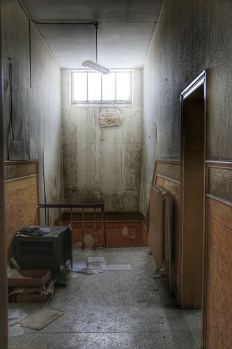Enge gang in een verlaten gebouw