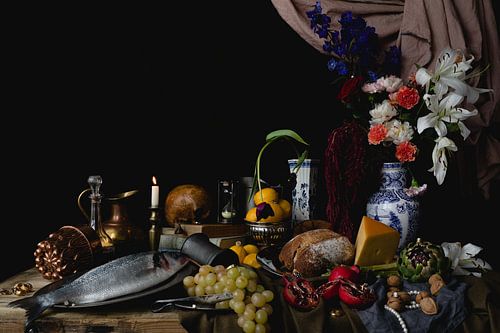 Stilleven met antieke sieraden in oud Hollandse setting